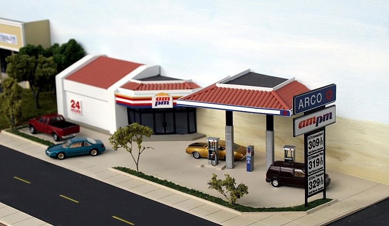 Custom Cuts by Summit USA GS-001 HO Modern Gas Station Backdrop Kit