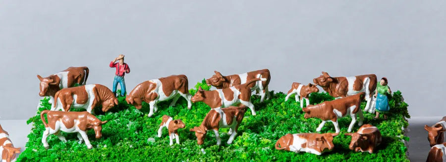 Rock Island Hobby 062300 HO Cows with Dairy Farmers Figures (Set of 18)