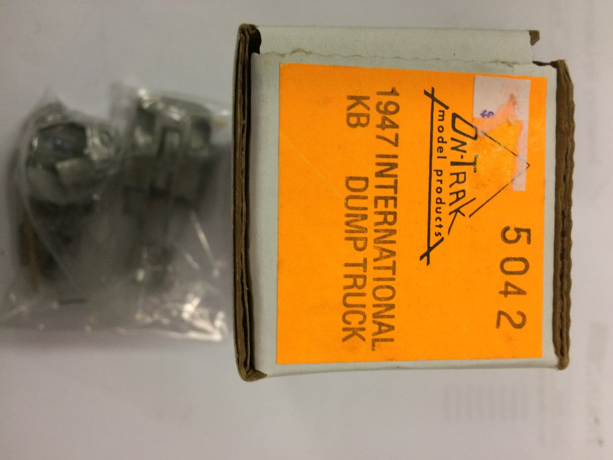 On-Trak 5042 1:87 HO 1947 International KB11 Dump Truck Kit