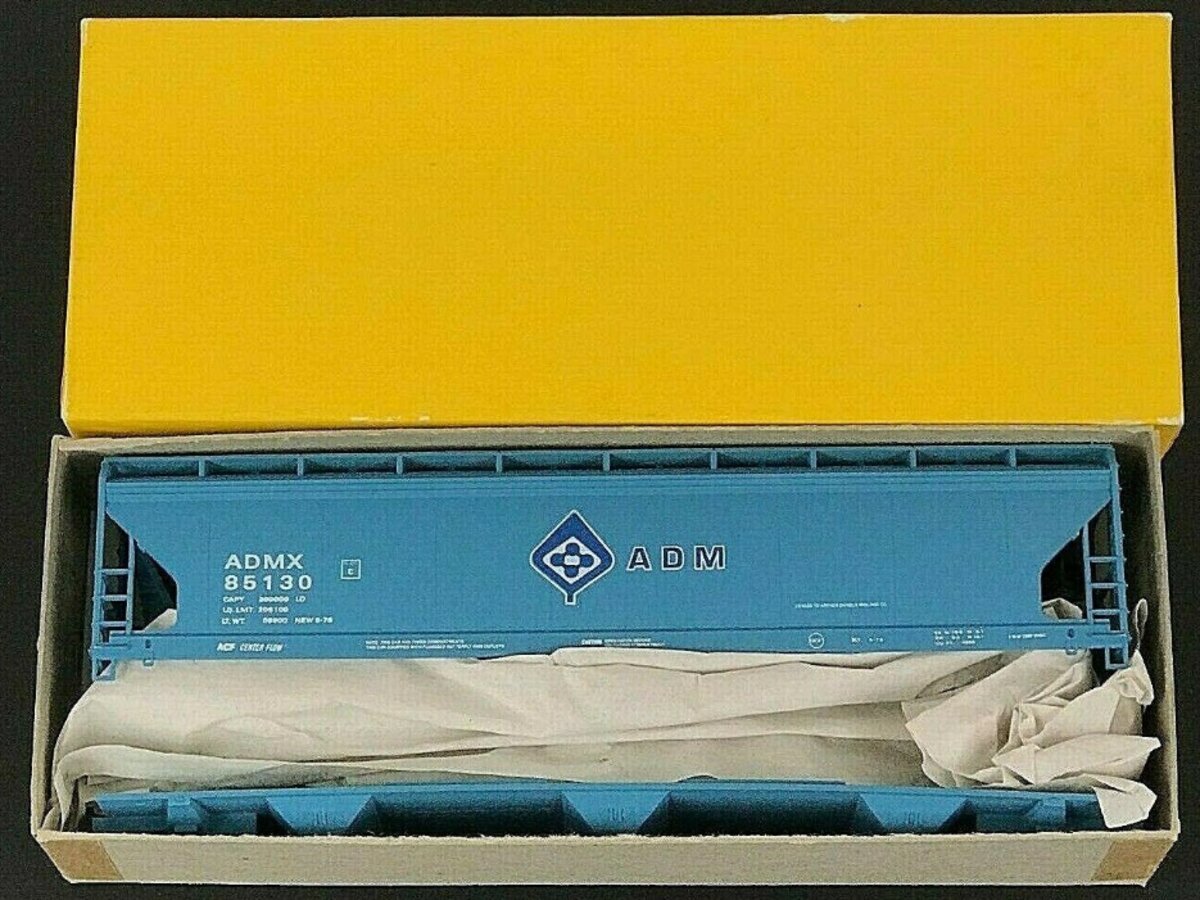 Accurail 2037 HO ADM ACF 3-Bay Covered Hopper Kit