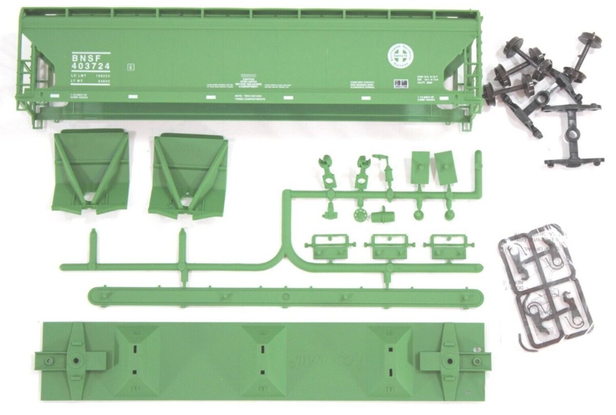 Accurail 2048 HO Burlington Northern Santa Fe ACF 3-Bay Covered Hopper Kit