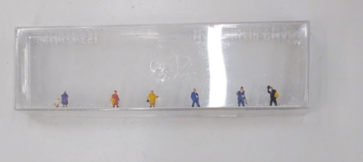 Merten Z-2399 Z Scale Chubby Standing Passenger Figures (Set of 6)