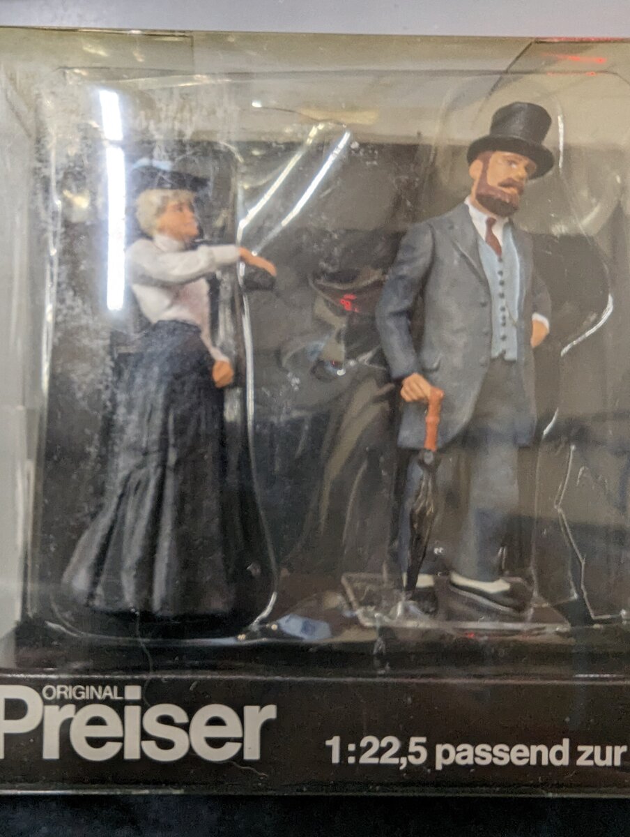 Preiser 45051 G Woman Gentleman Hand Kiss Figures (Set of 2)