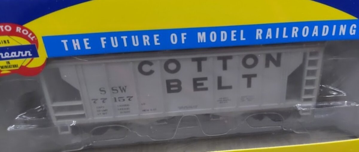 Athearn 94437 HO Cotton Belt RTR PS-2 2003 Covered Hopper SSW # 77157