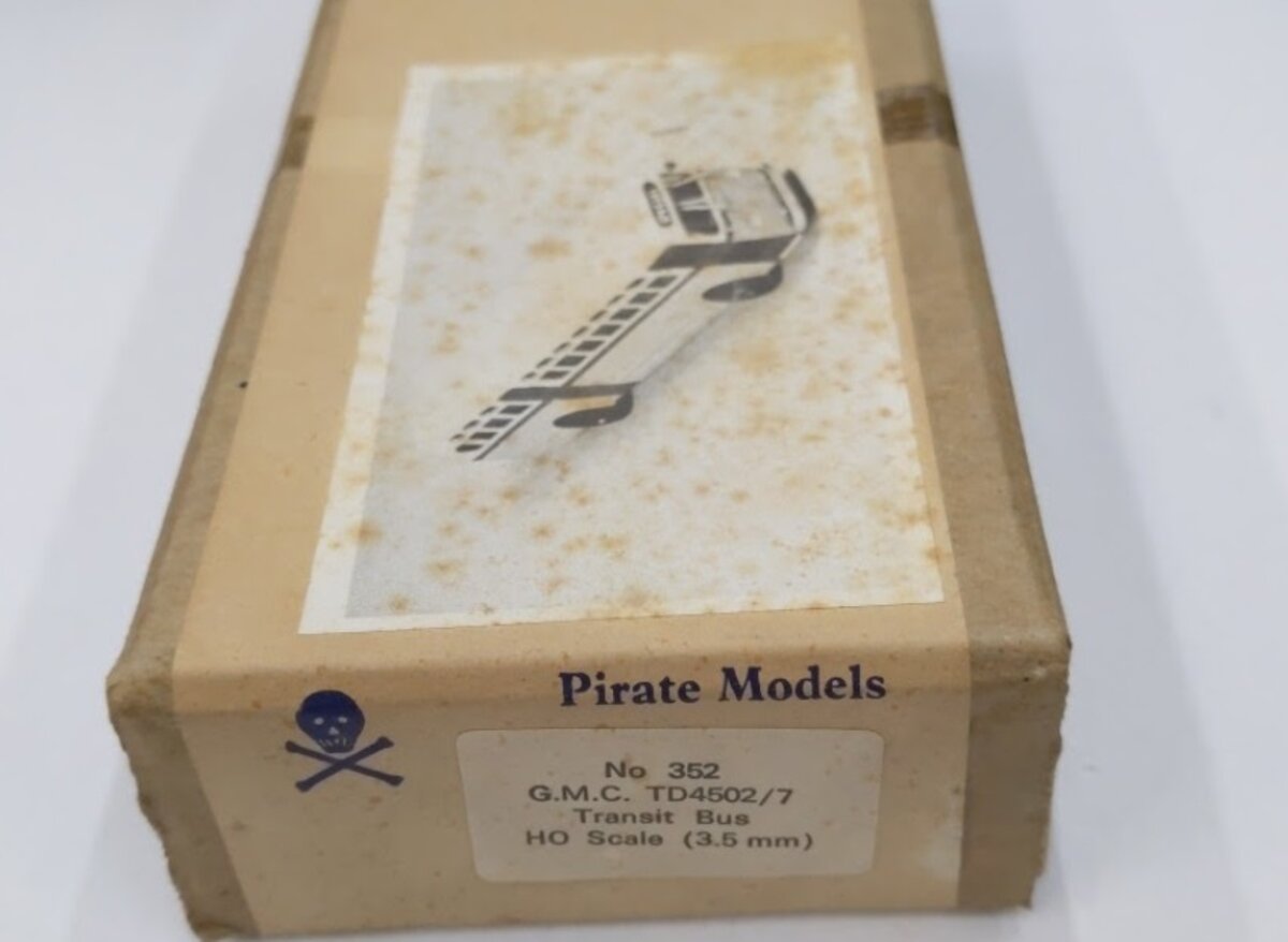 Pirate Models 352 1:87 GMC 4502/7 Transit Bus Kit