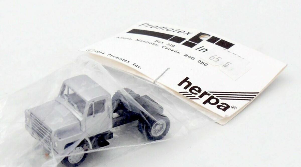 Herpa 15296 1:87 White International Light 2-Axle Tractor Kit