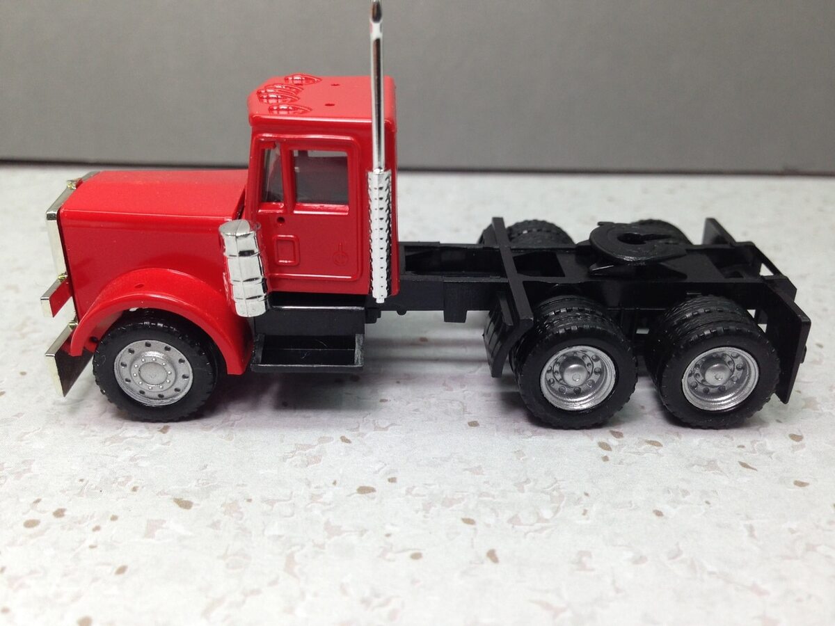 Herpa 15285 HO Peterbilt 3-Axle Conventional with New Grille - Painted