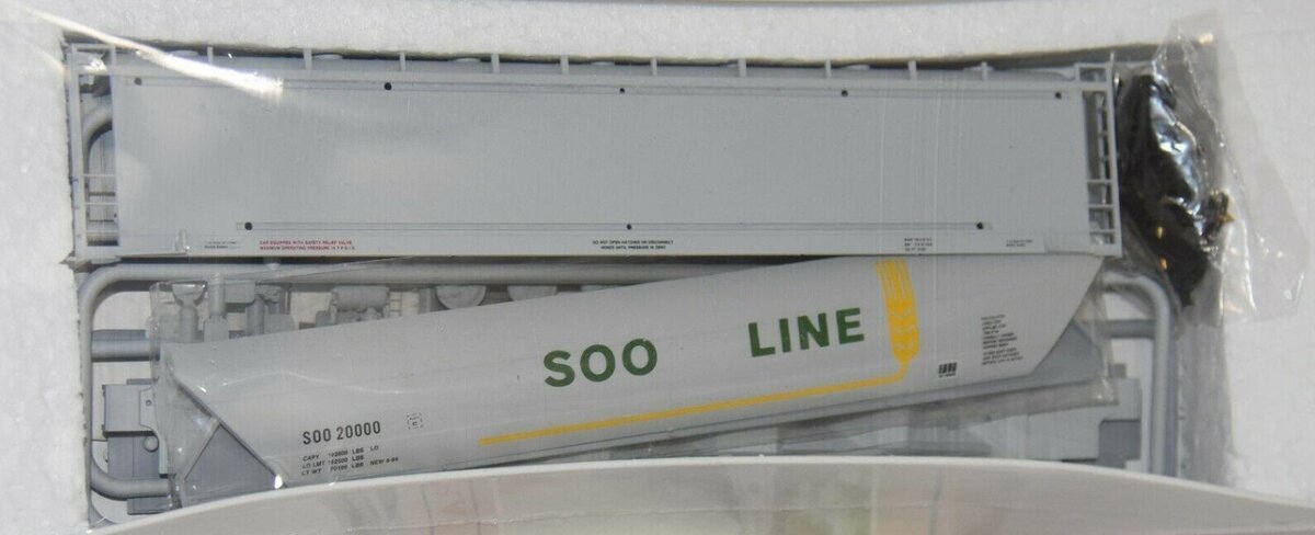 Walthers 932-5804 HO Scale SOO Line PD Covered Hopper Car Road # 20000 Kit