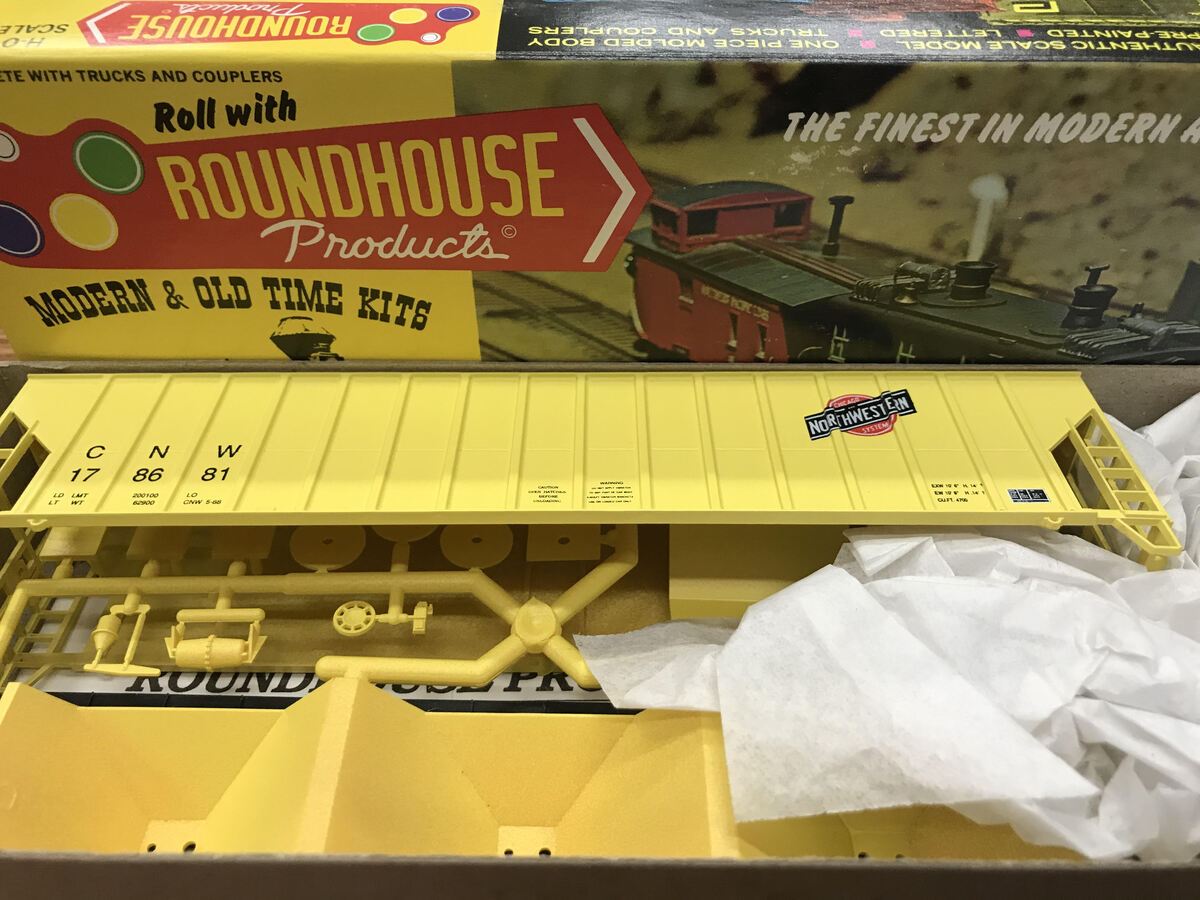 Roundhouse 3524 HO C & N W 50 Ft FMC Yellow 3 Bay Covered Hopper Kit