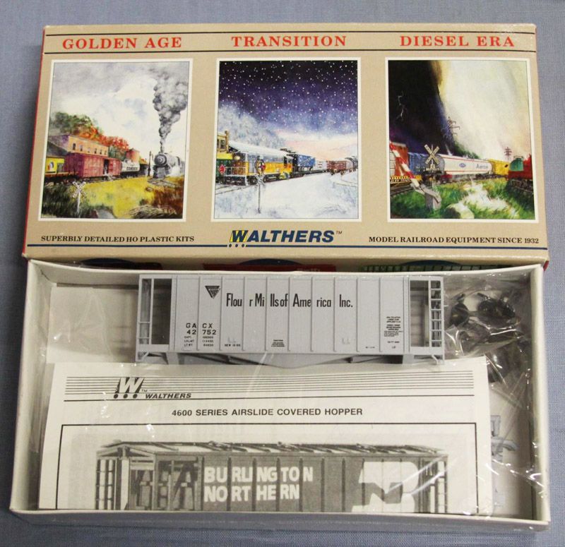 Walthers 932-4614 HO Scale 39' Flour Mills of America Single Bay Covered Hopper
