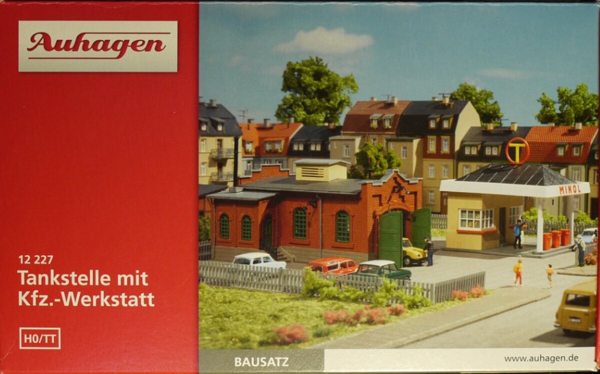 Auhagen 12-227 HO/TT Filling Station Car Repair Kit