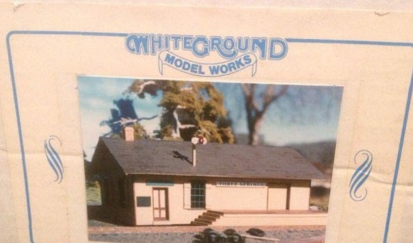 White Ground 14 HO Three Springs Station Kit