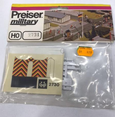 Preiser 2731 HO Guard Posts with Traffic Gates Plastic Model Kit