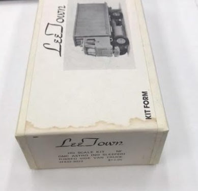 Lee Town 432-3022 HO 16' GMC Astro (No Sleeper) Ribbed Side Van Truck Kit