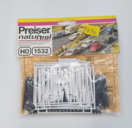 Preiser 1532 HO Street Arrows Turn Lane Plastic Model Kit