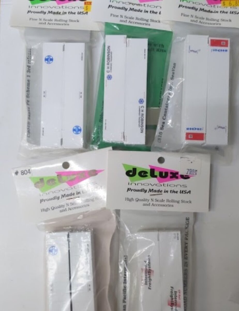 Deluxe Innovations L-12 Lot of 5 N Scale 48" Containers. CP Rail, Santa Fe etc