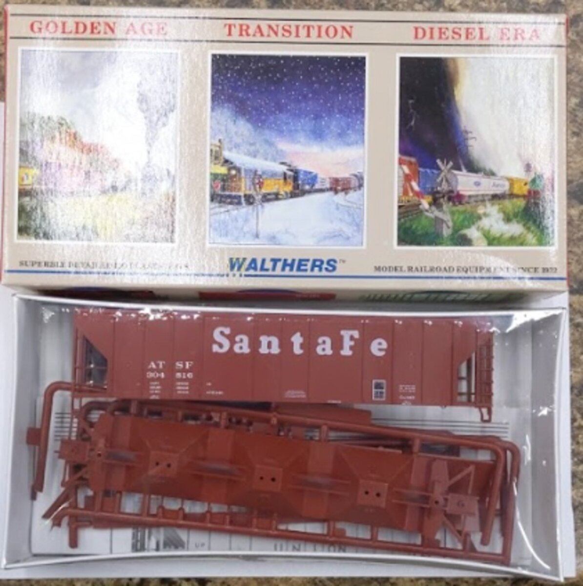 Walthers 932-5709 HO Santa Fe PS-2 CD 4427 Covered Hopper #304816 Kit
