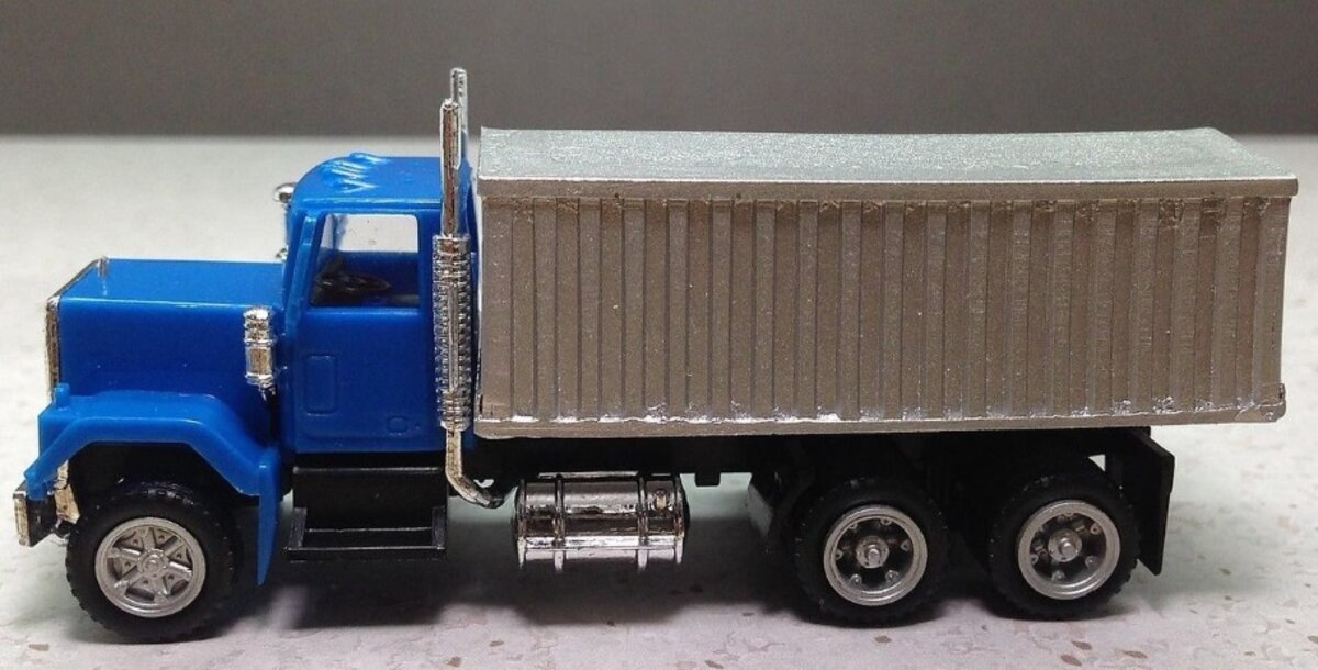 Promotex 450170 HO GMC General Tandem Grain Truck W/Corrugated Box