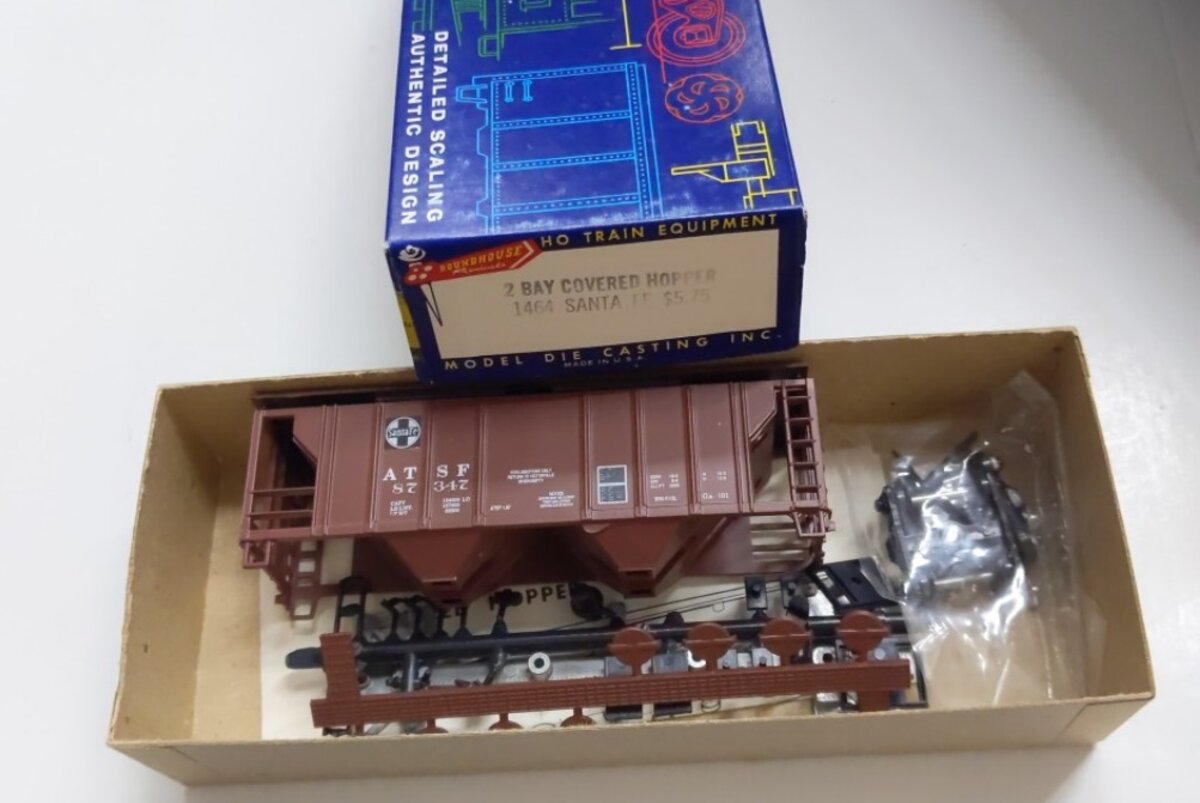 Roundhouse 1464 HO Santa Fe 2 Bay Covered Hopper Car Kit