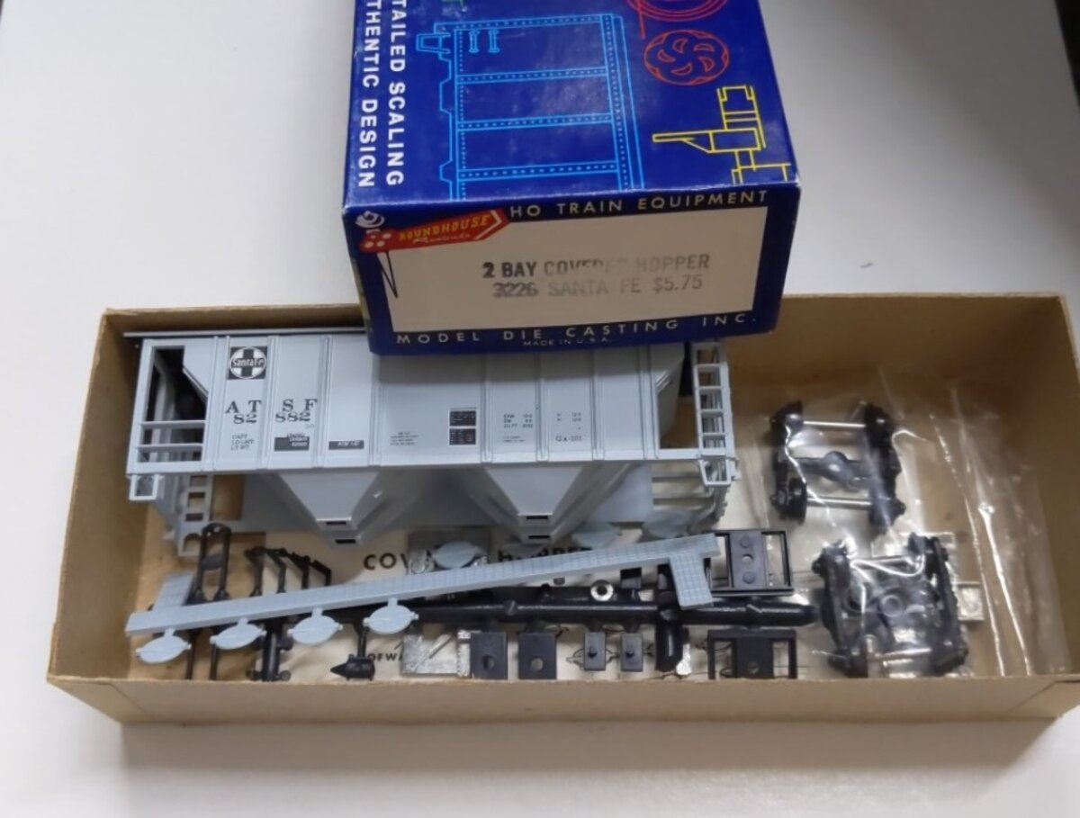 Roundhouse 3226 HO Scale Santa Fe 2 Bay Covered Hopper Car Kit