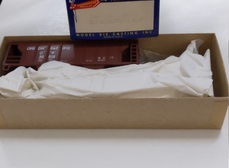 Roundhouse 3221 HO Union Pacific 2 Bay Covered Hopper Car Kit