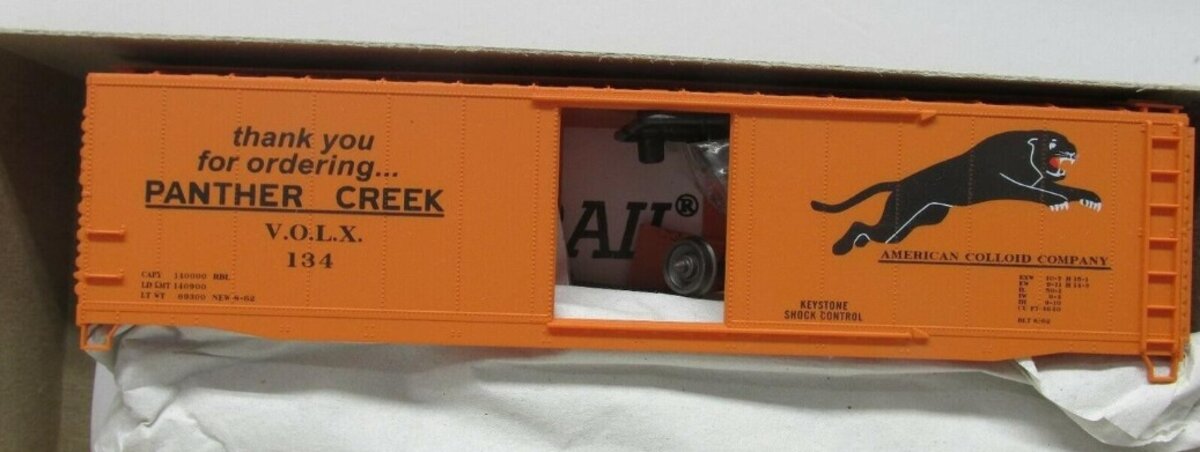 Accurail HO # 134 Panther Creek/American Colloid 50' Plug Door Box Car Kit