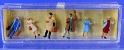 Preiser 28 HO Waiting Travelers Carrying Luggage (Set of 6)