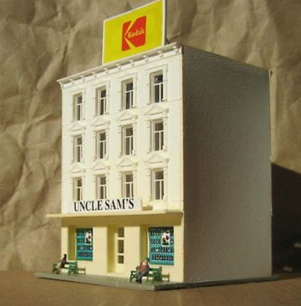 Model Power 2570 N Uncle Sam's Building Built Up Lighted W/2Hand Painted Figures