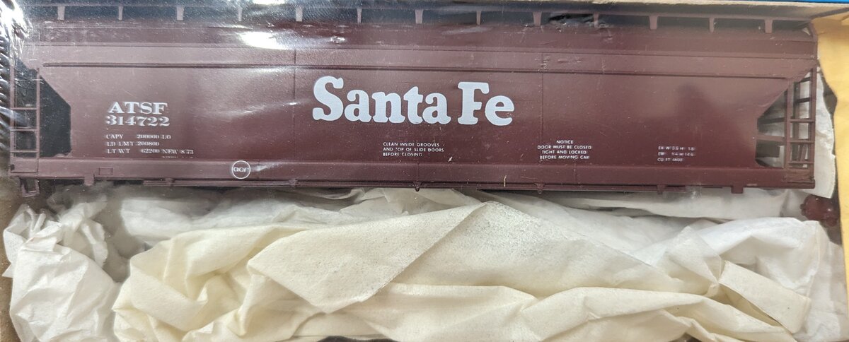 Athearn 314722 HO Santa Fe ACF Covered Hopper