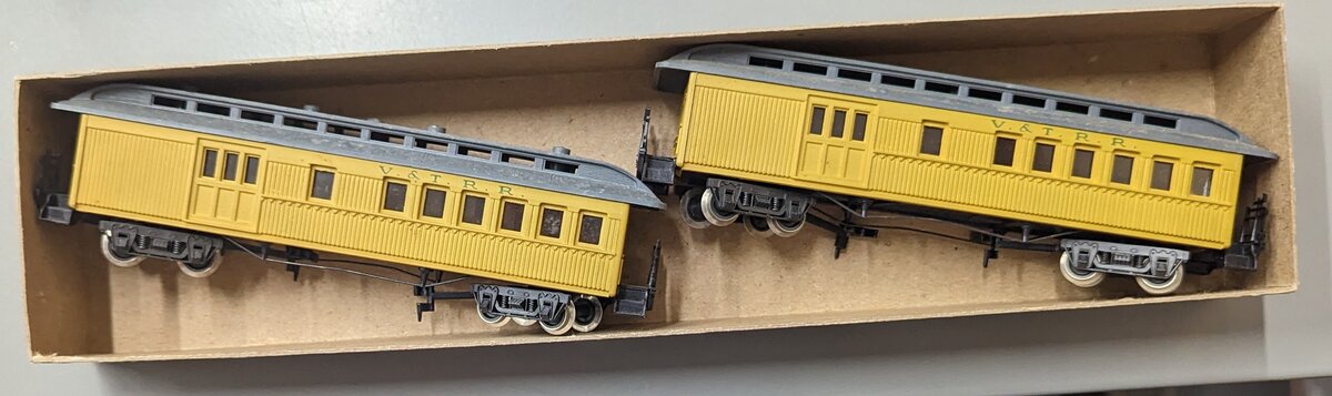 AHM 2 HO V&T Combines Cars (Set of 2)