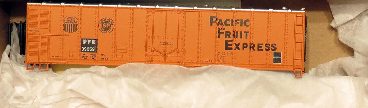 Athearn 2911A HO Pacific Fruit Express 50' Mechanical Reefer # 390591 Kit