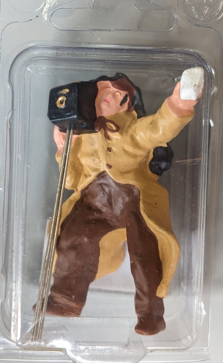 Elita Modelle 10070 G Scale Photographer w/Camera Tri-Pod and Trench Coat