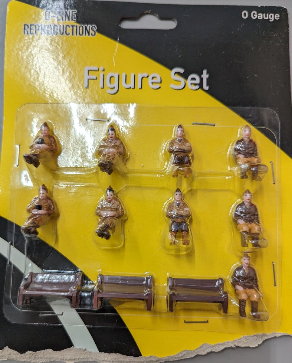 O-Line 150918 O Military Personnel w/Benches Waiting for the Train (Set of 12)