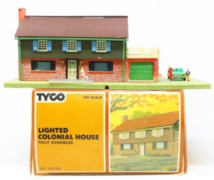Tyco 945:700 HO Fully Assembled Lighted Colonial House