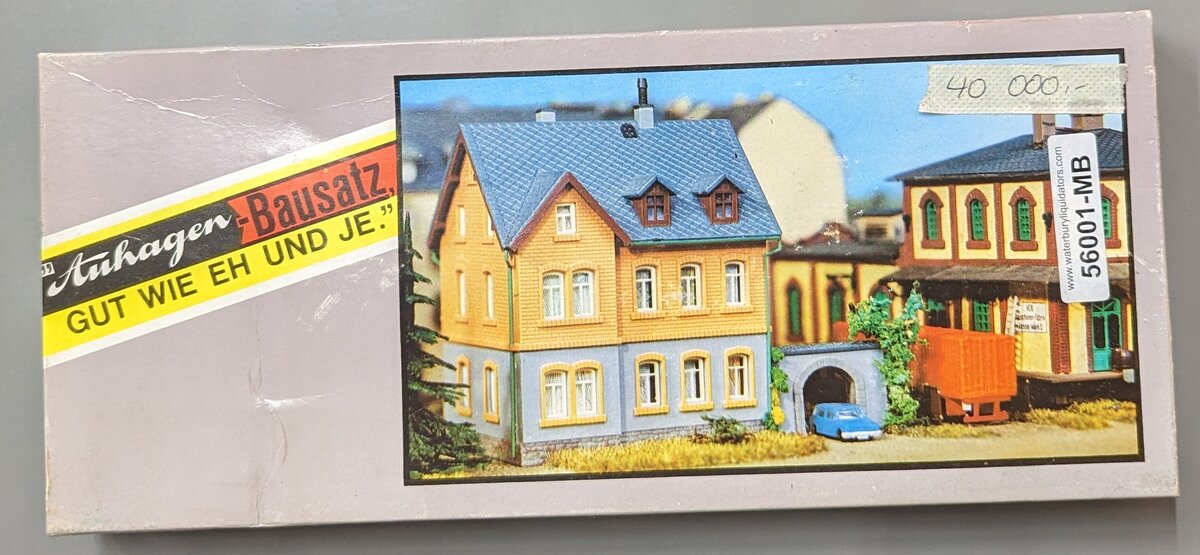 Auhagen 9341 HO Single Family Two-Story Home w/Attached Car Port