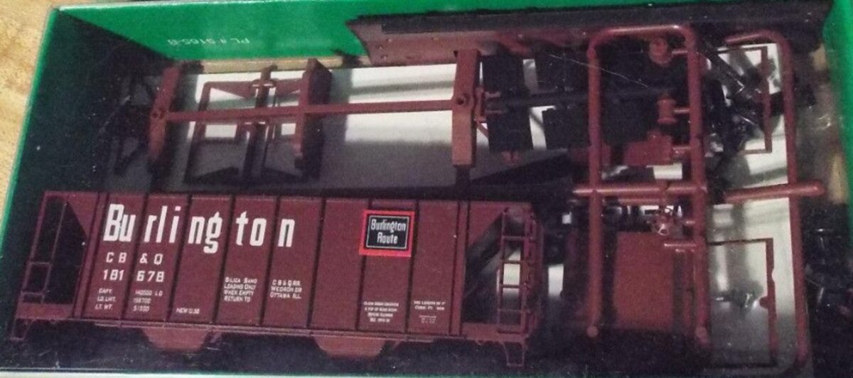 Bowser 181678 HO Burlington CB&Q 70 Ton 2-Bay Covered Hopper 1958 Version Kit