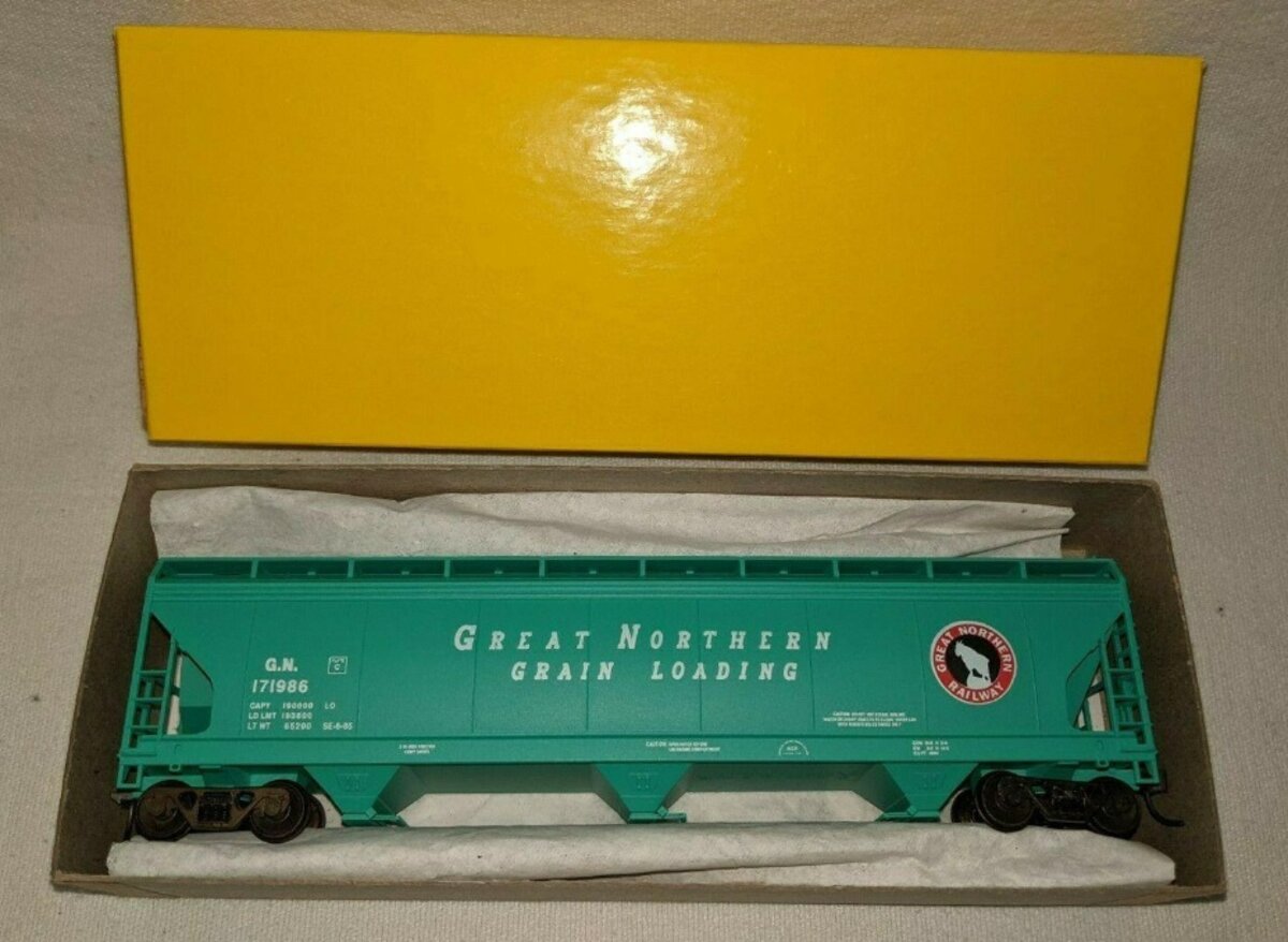 Accurail 2010 HO Great Northern ACF 3-Bay Covered Hopper Kit #171986