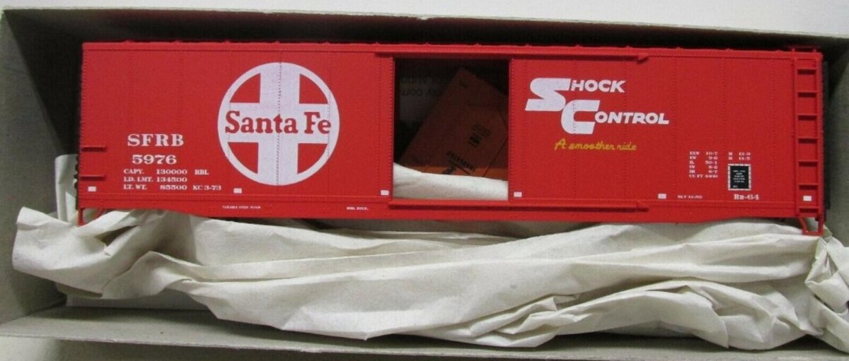 Accurail 5976 HO Santa Fe 50 Foot Plug Door Boxcar Kit