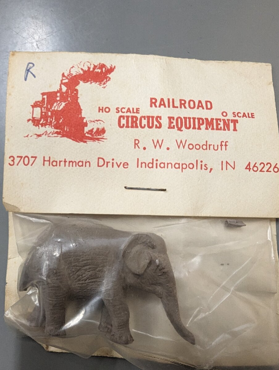 Railroad Circus Equipment 3707 HO Grey Standing Elephant