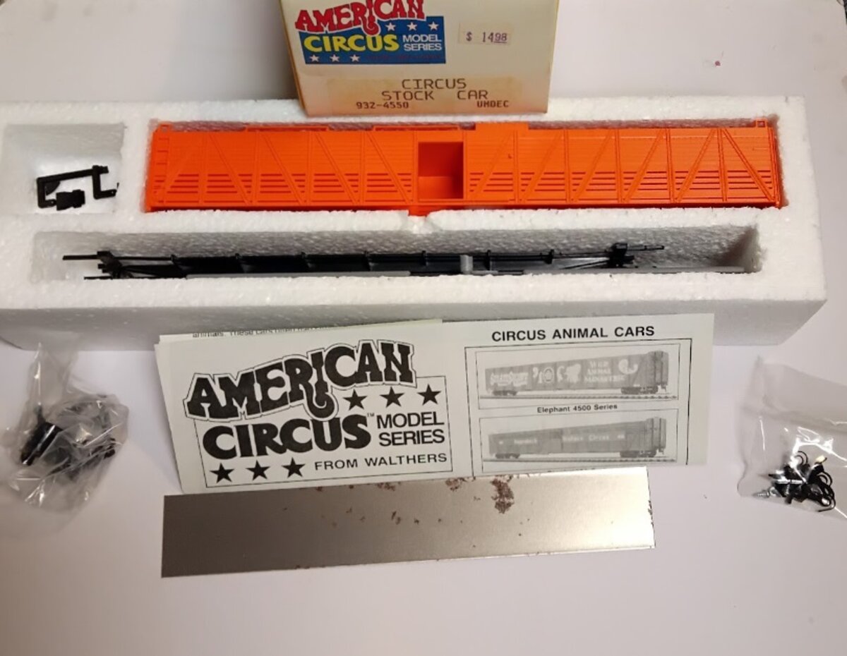 Walthers 932-4550 HO Undecorated Orange Circus Stock Car Kit