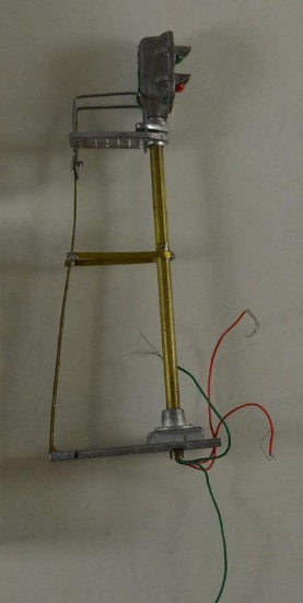 Walthers 933-757 O and HO U757 Light Signal Mast Kit (Box of 2)