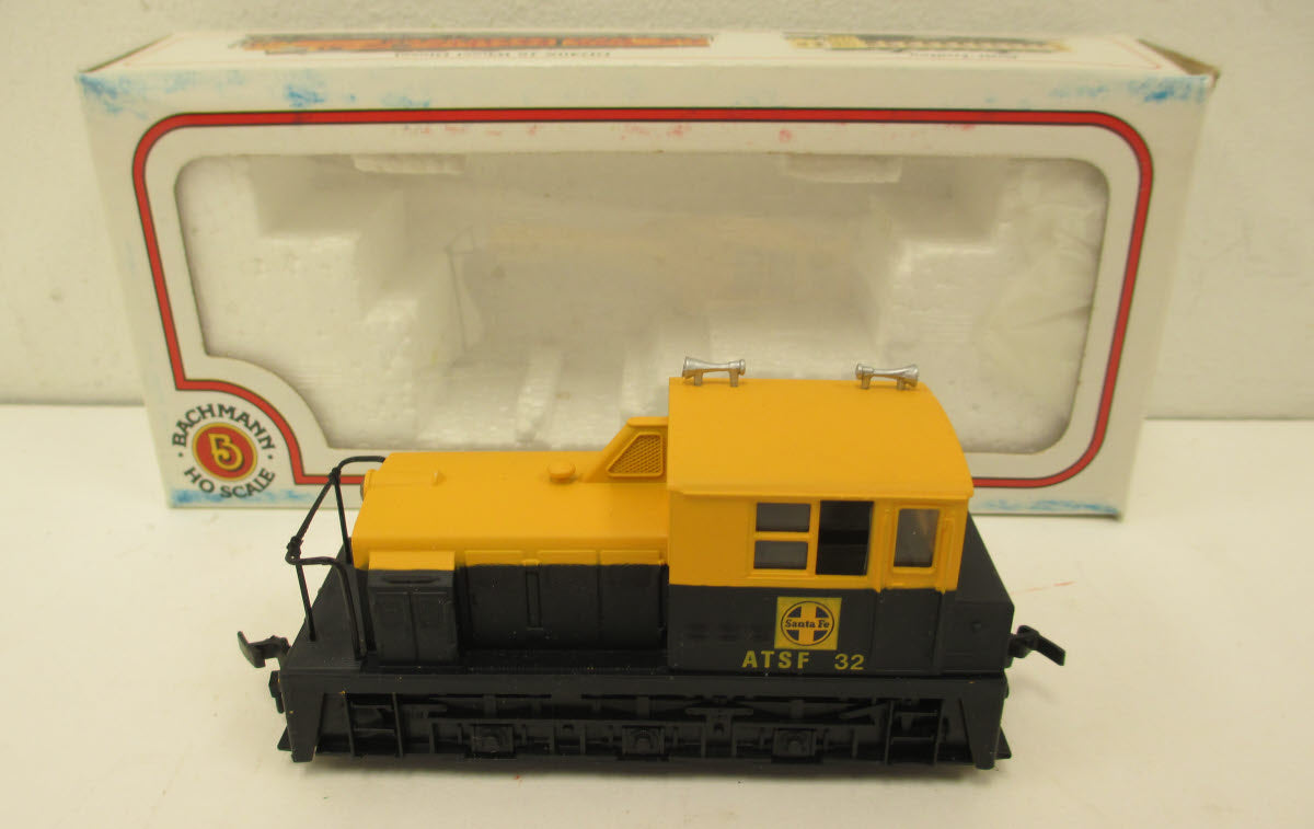Bachmann 60002 HO Santa Fe Plymouth Switcher Diesel Loco #32 – Trainz
