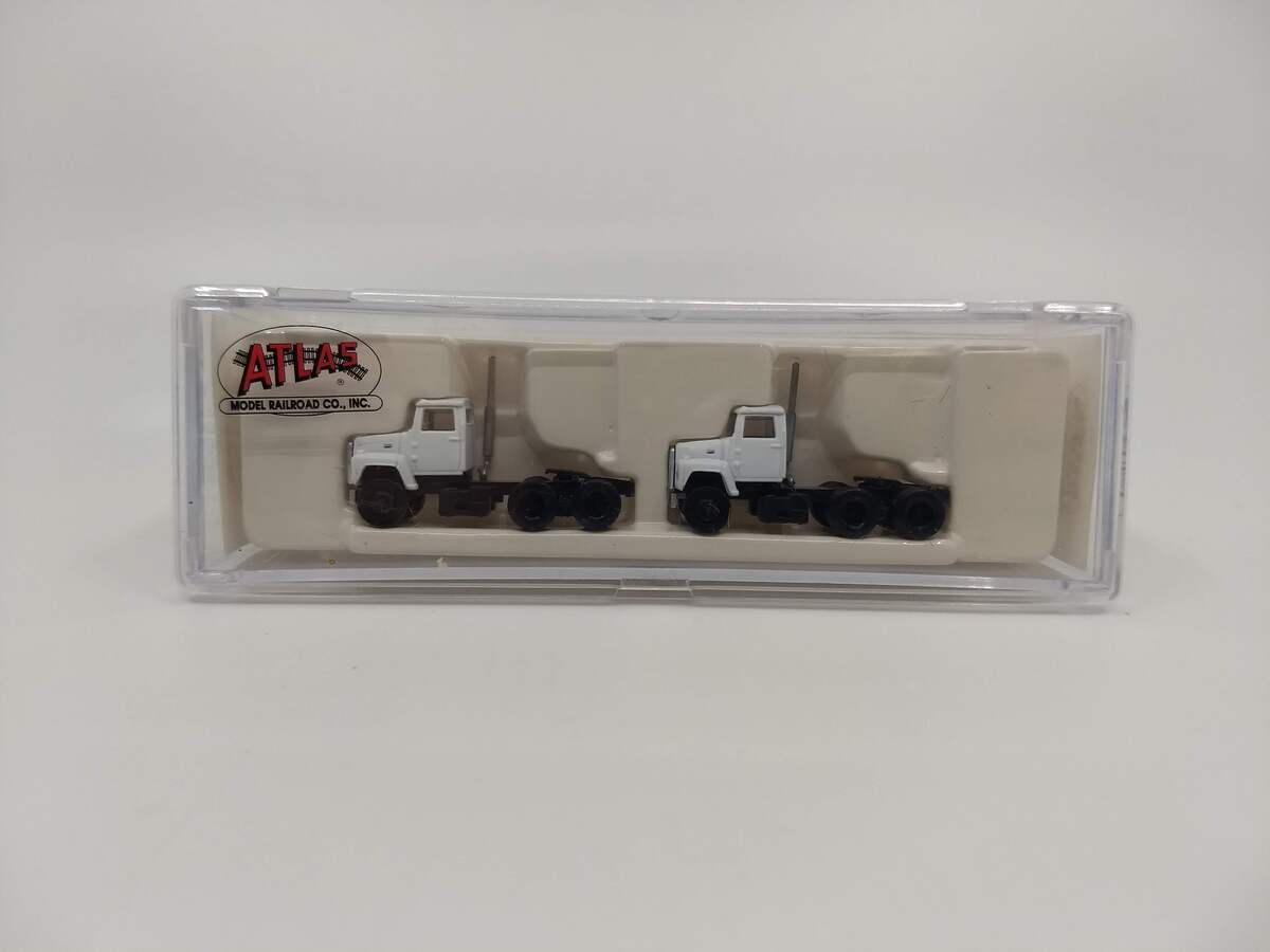 Atlas 2925 N White 1984 Ford LNT 9000 Semi Tractor Cab (Pack of 2)