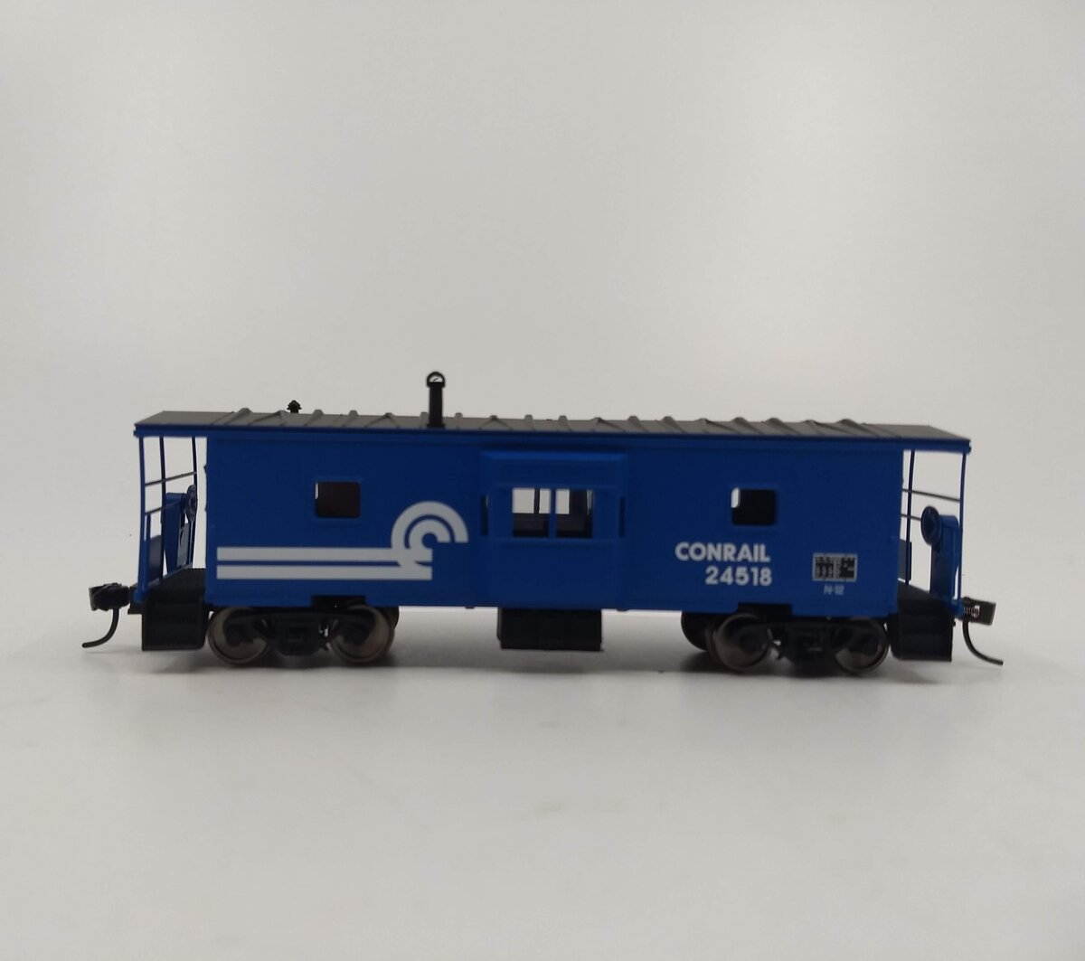 Walthers 910-8666 HO Conrail International Bay Window Caboose RTR #24518
