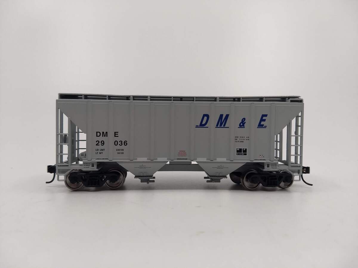 Walthers 910-7125 Dakota Minnesota & Eastern 37' Covered Hopper #29036