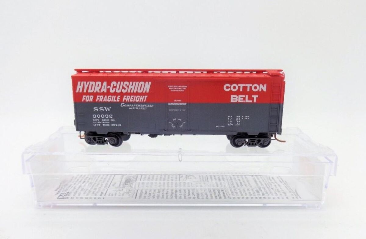Micro Trains 02100591 N Cotton Belt 40' Standard Boxcar with Plug Door #30032