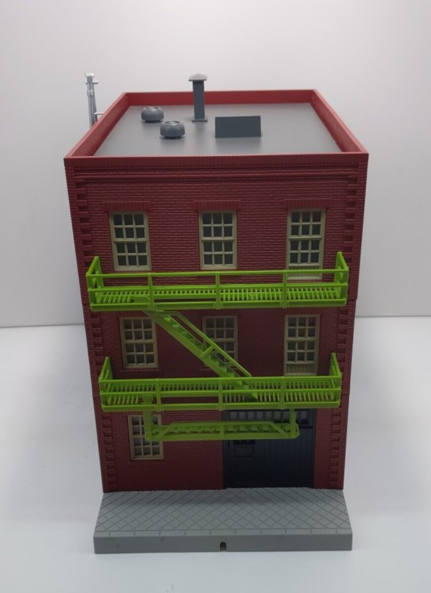 MTH 30-90272 Solid State Televisions 3-Story City Building w/Blinking Sign