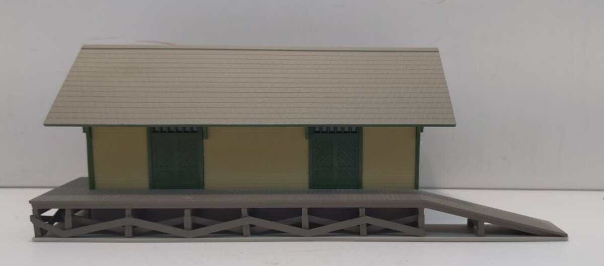 Walthers 933-2827 HO Golden Valley Freight HouseCream Siding W/RailroadBuilt-Ups