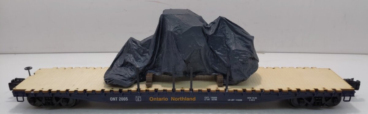 Lionel 6-82702 O Ontario Northland PS-4 Flatcar w/Stakes & Tarped Load #2005