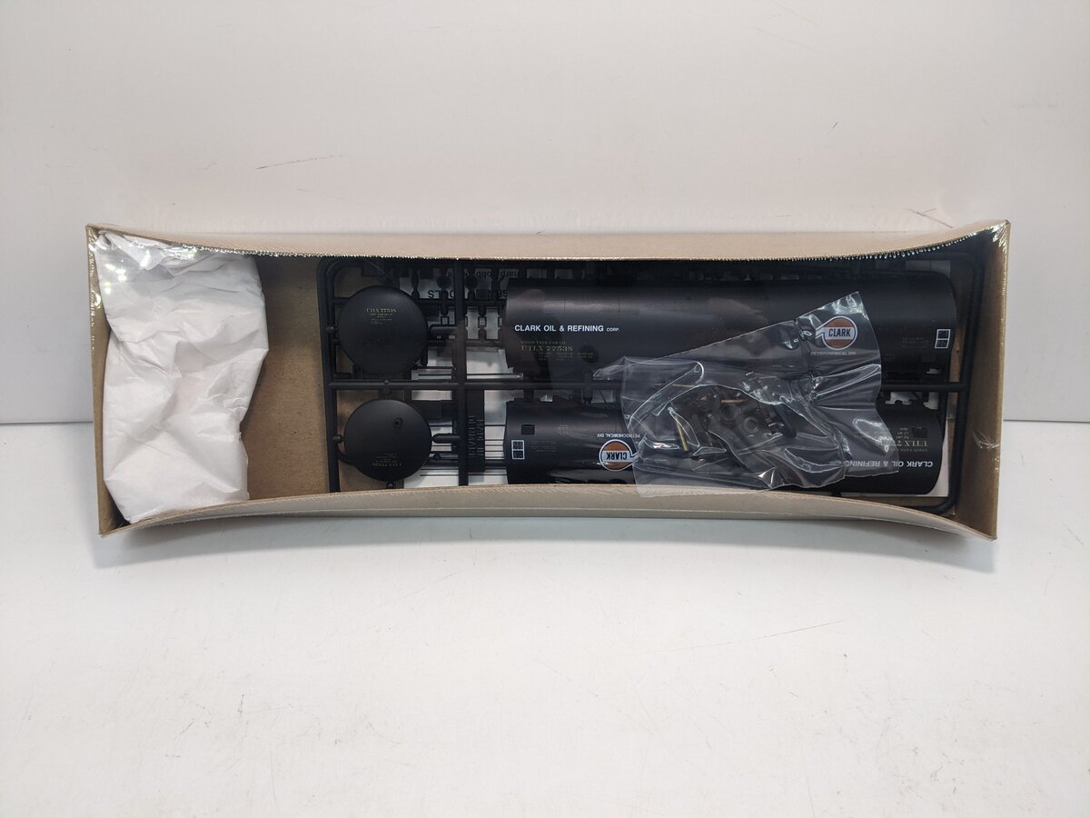 Walthers 932-5207 HO 54' Tank Car Clark # 77538 Kit